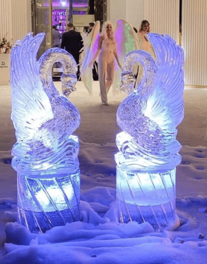Sculpturi în formă de lebede din gheață